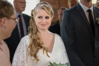.Die Braut vor der Trauung im Lüneburger Wasserturm lächelt in einer Menschenmenge
