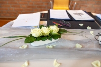 Blick auf den Tisch mit den Hochzeitsurkunden im Lüneburger Wasserturm